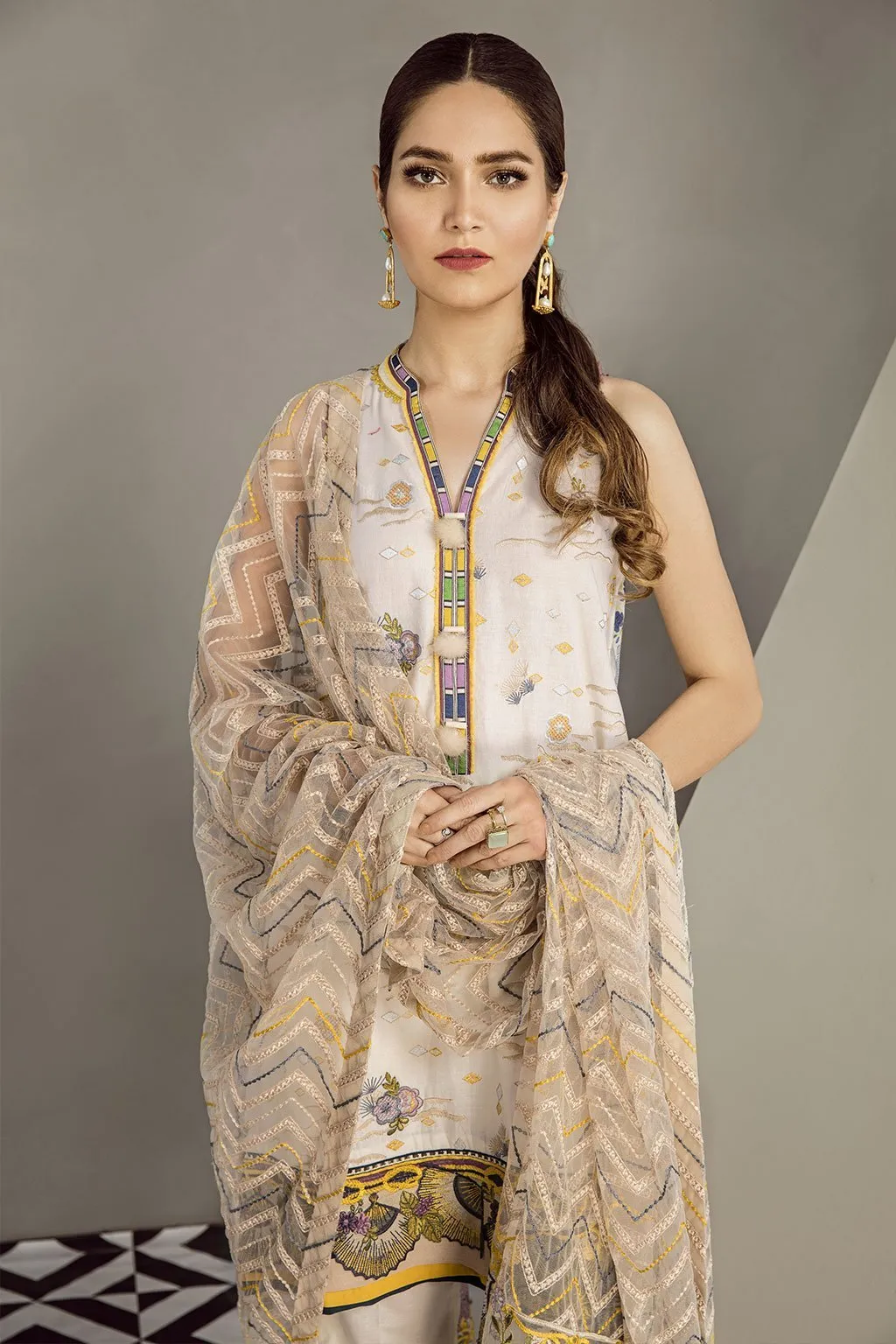 Baroque Luxury Lawn Collection 2019 – Madonna Lily BL-10