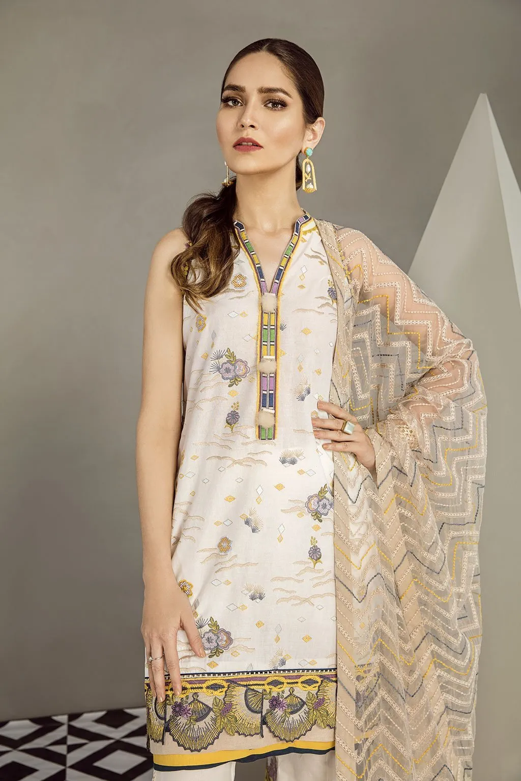 Baroque Luxury Lawn Collection 2019 – Madonna Lily BL-10